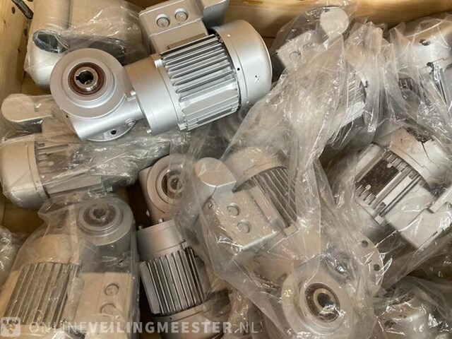 Pallet met elektromotoren - afbeelding 12 van  15