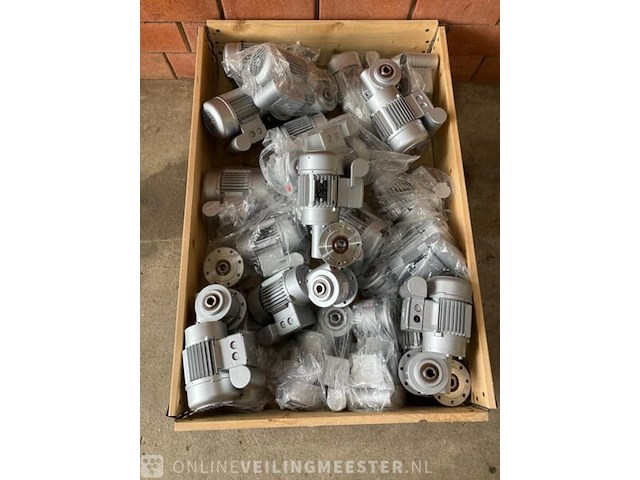 Pallet met elektromotoren - afbeelding 14 van  15