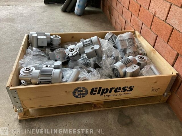 Pallet met elektromotoren - afbeelding 15 van  15