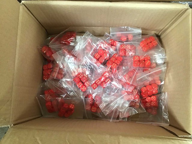Pallet met fiches en dobbelstenen - afbeelding 2 van  4