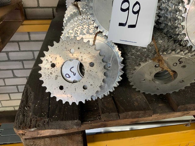 Pallet met fietstandwielen - afbeelding 2 van  2