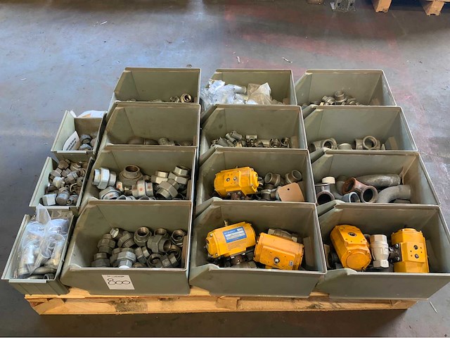 Pallet met fittersmateriaal (4x) - afbeelding 2 van  12