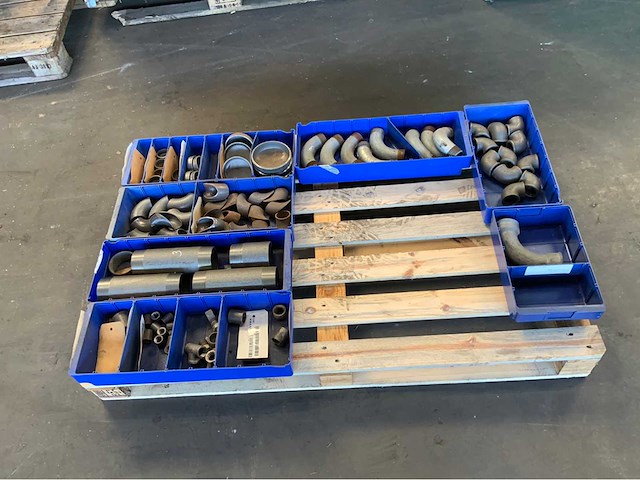 Pallet met fittersmateriaal (4x) - afbeelding 4 van  12