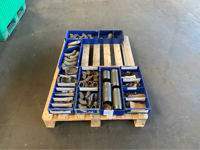 Pallet met fittersmateriaal (4x) - afbeelding 1 van  12