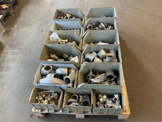 Pallet met fittersmateriaal (4x) - afbeelding 5 van  12