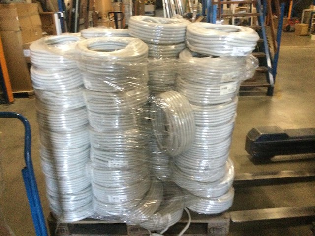 Pallet met flexibele elektriciteits slangen ips, grijs - afbeelding 1 van  4