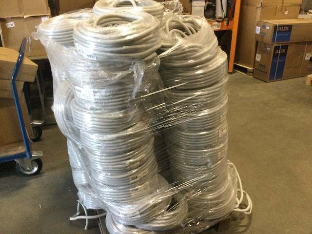 Pallet met flexibele elektriciteits slangen ips, grijs - afbeelding 2 van  4