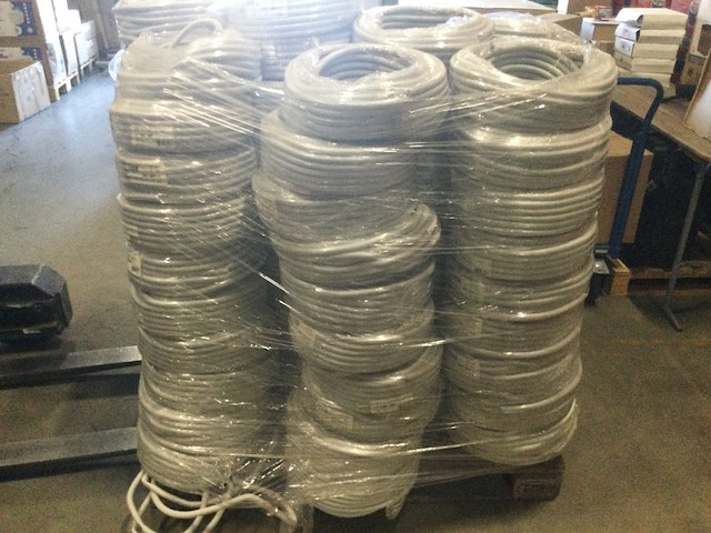 Pallet met flexibele elektriciteits slangen ips, grijs - afbeelding 3 van  4
