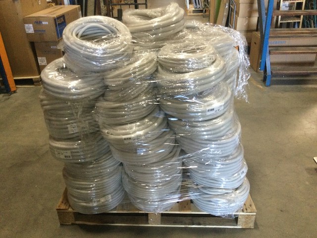 Pallet met flexibele elektriciteits slangen ips, grijs - afbeelding 1 van  5