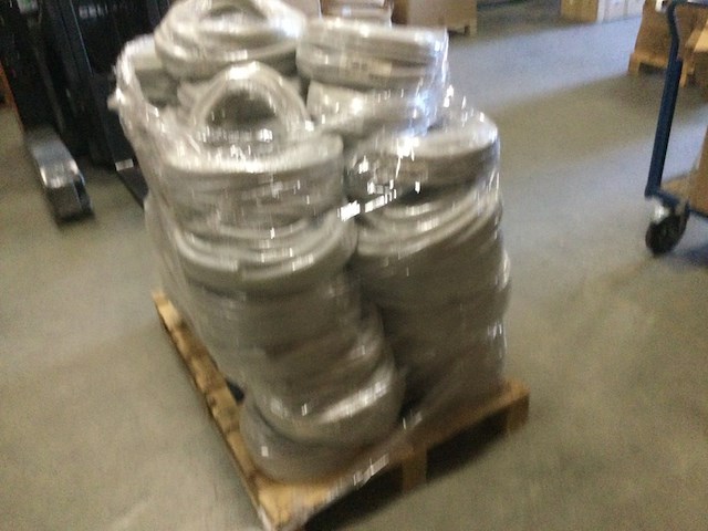 Pallet met flexibele elektriciteits slangen ips, grijs - afbeelding 2 van  5