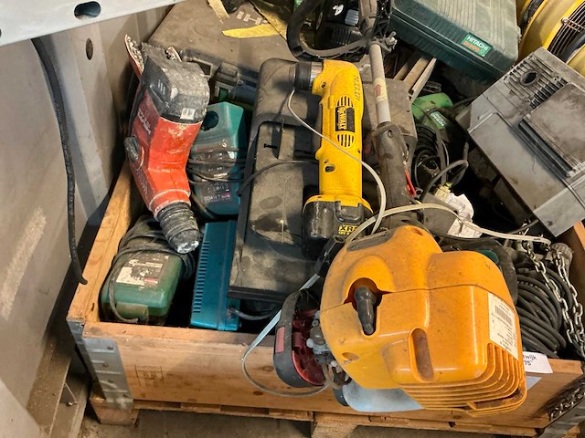 Pallet met gereedschap en machines - afbeelding 2 van  3