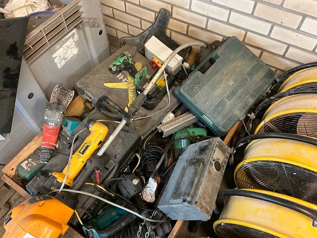 Pallet met gereedschap en machines - afbeelding 3 van  3