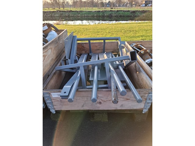 Pallet met halffabricaat t.b.v. viktor waterpomp - afbeelding 1 van  5