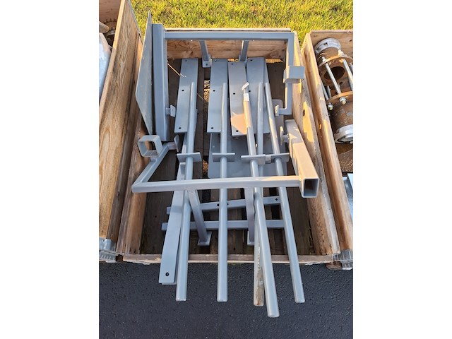 Pallet met halffabricaat t.b.v. viktor waterpomp - afbeelding 2 van  5