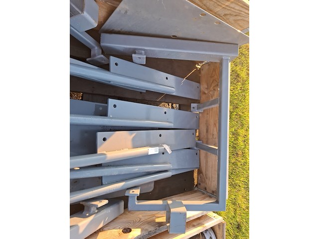 Pallet met halffabricaat t.b.v. viktor waterpomp - afbeelding 3 van  5