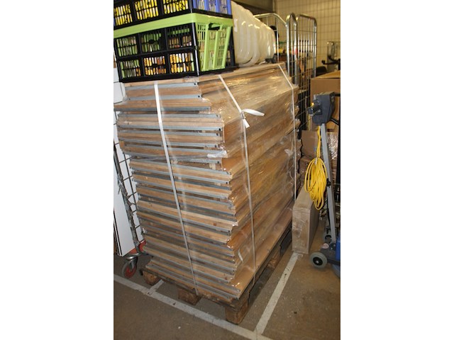 Pallet met houten legborden - afbeelding 1 van  7