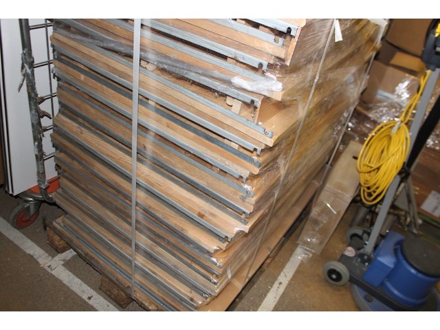 Pallet met houten legborden - afbeelding 7 van  7