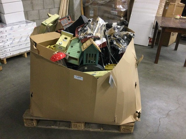 Pallet met huishoudelijke- en tuinartikelen. - afbeelding 1 van  3