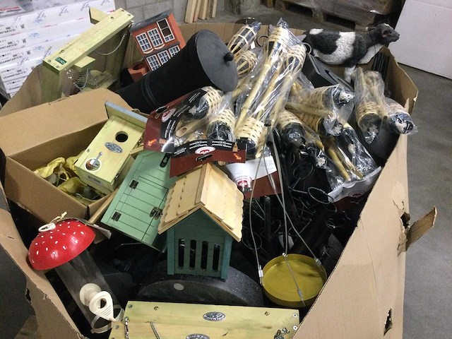 Pallet met huishoudelijke- en tuinartikelen. - afbeelding 2 van  3