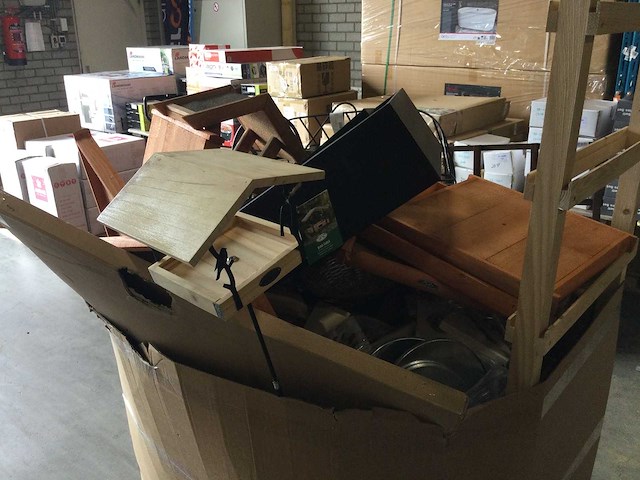 Pallet met huishoudelijke- en tuingoederen - afbeelding 2 van  4