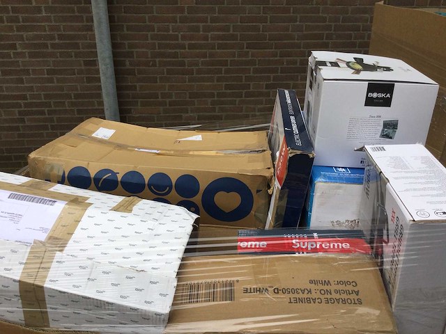 Pallet met huishoudelijke artikelen - afbeelding 2 van  4