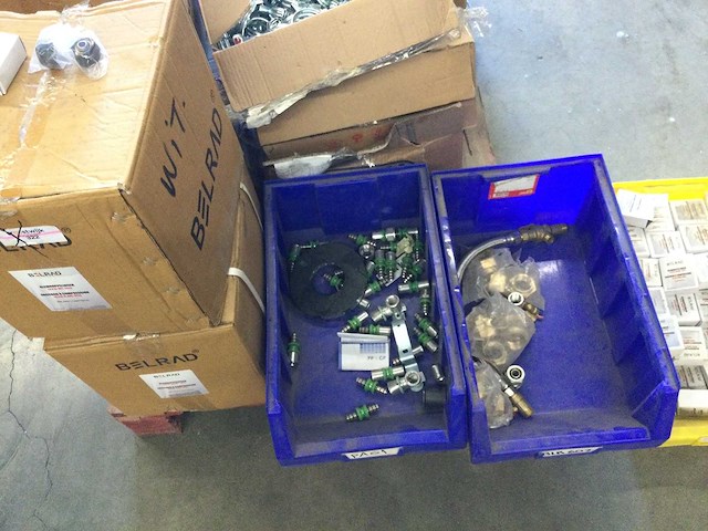 Pallet met installatie accessoires - afbeelding 2 van  7