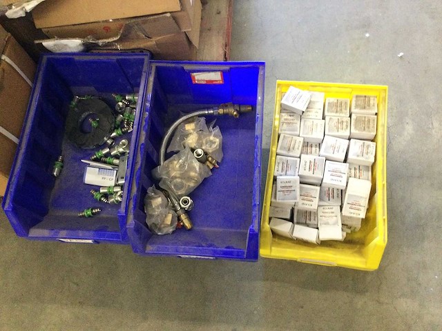 Pallet met installatie accessoires - afbeelding 3 van  7