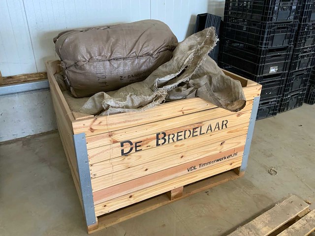 Pallet met (juten) fruitnetten - afbeelding 3 van  7