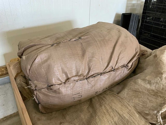 Pallet met (juten) fruitnetten - afbeelding 4 van  7