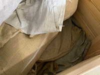Pallet met (juten) fruitnetten - afbeelding 7 van  7