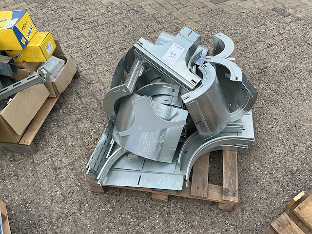Pallet met kabeldragers voor bouwmaterialen - afbeelding 1 van  3
