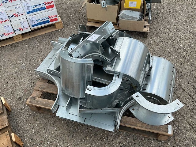 Pallet met kabeldragers voor bouwmaterialen - afbeelding 2 van  3