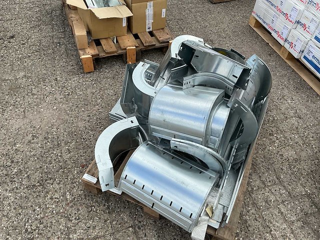 Pallet met kabeldragers voor bouwmaterialen - afbeelding 3 van  3