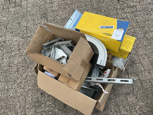 Pallet met kabeldragers voor bouwmaterialen - afbeelding 1 van  1