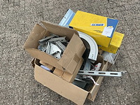 Pallet met kabeldragers voor bouwmaterialen - afbeelding 1 van  1