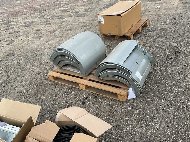 Pallet met kabeldragers voor bouwmaterialen - afbeelding 2 van  2
