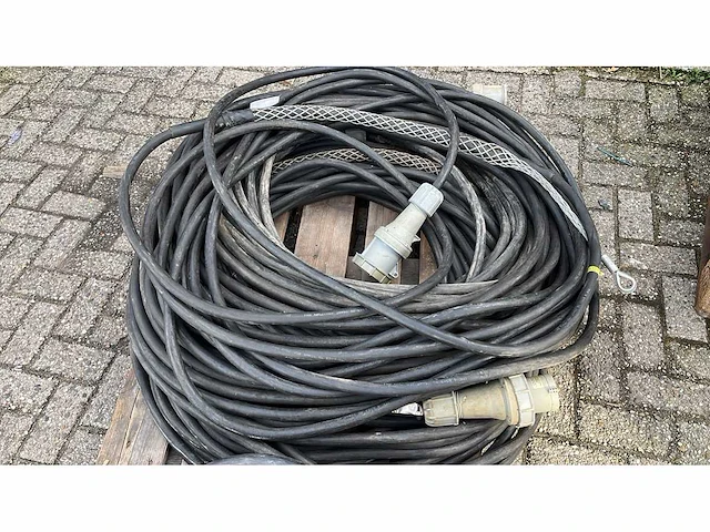 Pallet met krachtstroom kabels - afbeelding 1 van  2