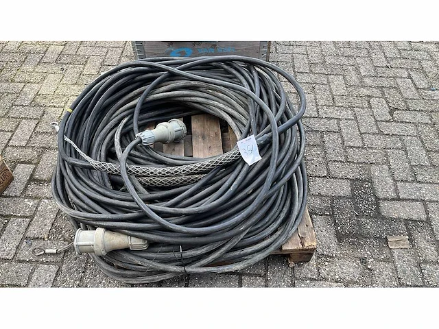 Pallet met krachtstroom kabels - afbeelding 2 van  2