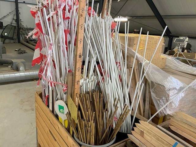 Pallet met kunststof- en bamboe- stokken - afbeelding 1 van  6