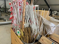 Pallet met kunststof- en bamboe- stokken - afbeelding 1 van  6
