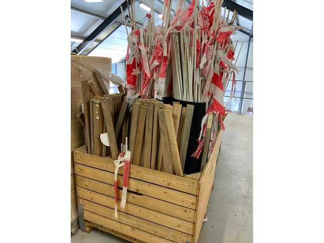 Pallet met kunststof- en bamboe- stokken - afbeelding 3 van  6