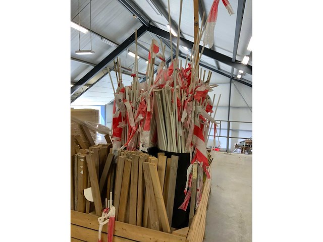 Pallet met kunststof- en bamboe- stokken - afbeelding 4 van  6