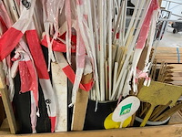 Pallet met kunststof- en bamboe- stokken - afbeelding 5 van  6