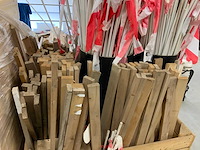 Pallet met kunststof- en bamboe- stokken - afbeelding 6 van  6