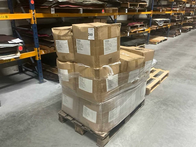 Pallet met kunststof riemhangers / e3 belthooks - afbeelding 3 van  3