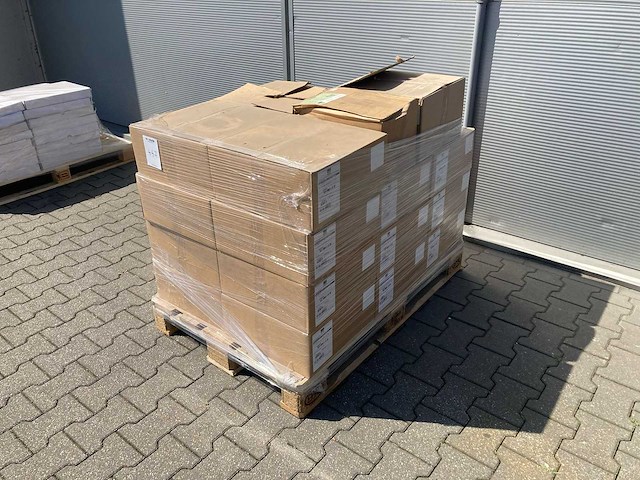 Pallet met labels - afbeelding 1 van  4