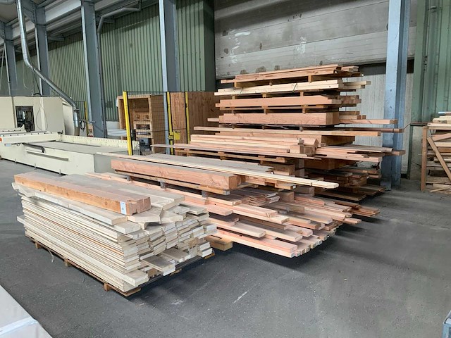 Pallet met lengtes hout (4x) - afbeelding 1 van  3