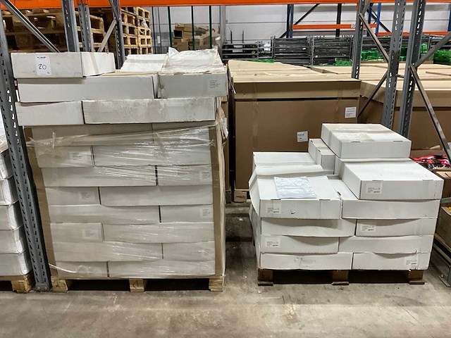 Pallet met lpde zakken (2x) - afbeelding 1 van  4