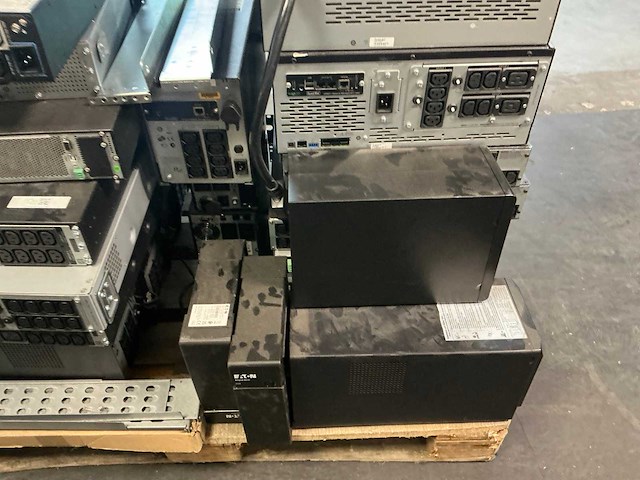 Pallet met noodstroom apparatuur apc ups - afbeelding 3 van  11