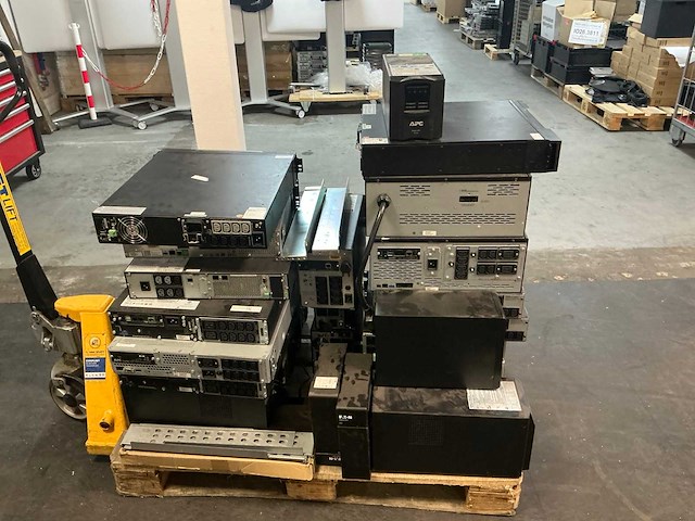 Pallet met noodstroom apparatuur apc ups - afbeelding 1 van  11